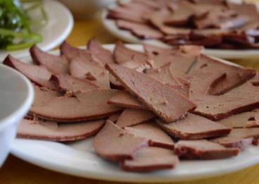 女人年轻头发白是缺少什么,女性白头发是因为缺什么