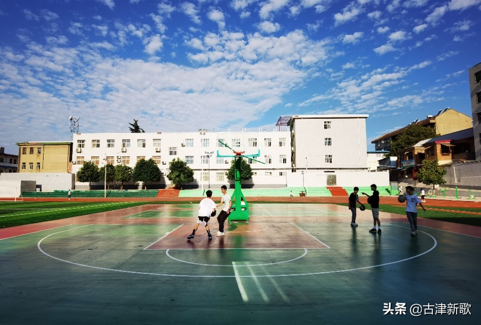 秋日暖阳运动场上活力四射,金秋十月秋高气爽运动健儿展风采