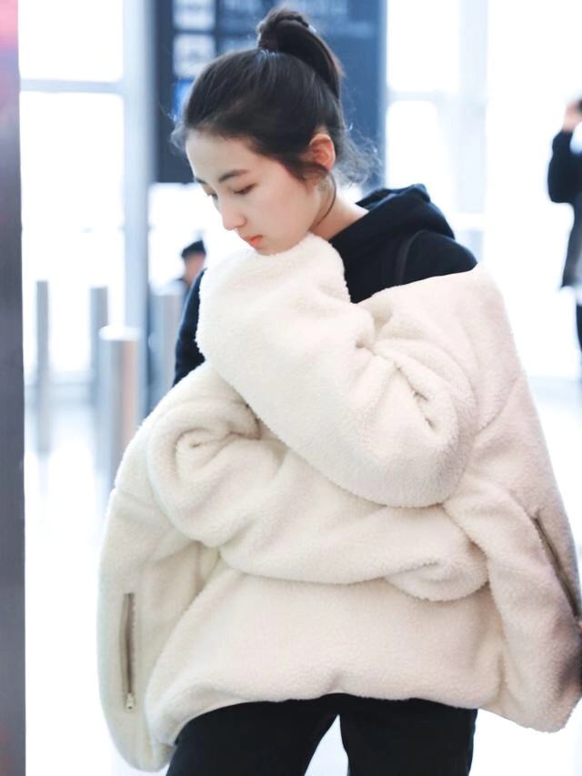 张子枫背大牌包包现身机场,张子枫穿西装现身机场