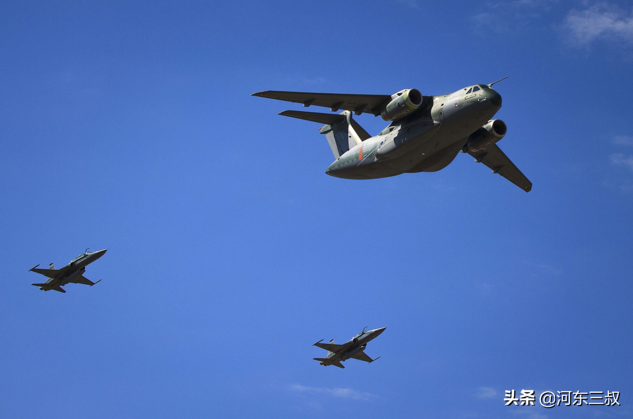 巴西运输机kc-390,巴西kc390运输机和运20