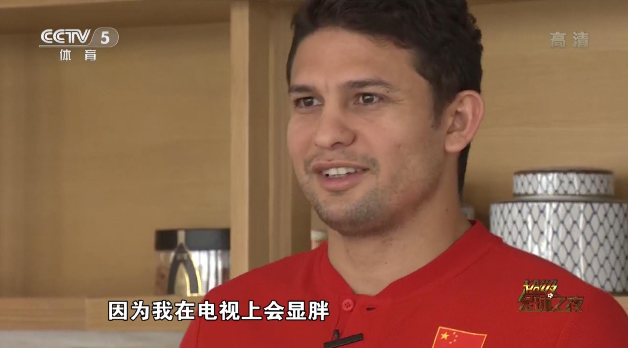 国足前锋艾克森独居广州豪宅！正对广州塔一线江景1楼客厅2楼卧室