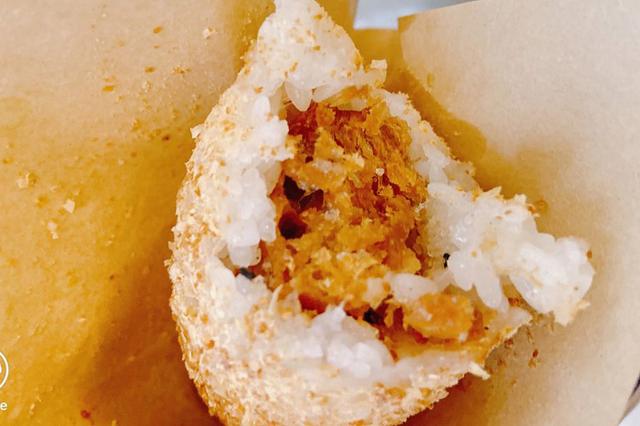 重庆糯米肉团子,重庆糯米团裹黄豆粉街边小吃