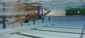 仰泳游偏了怎么办仰泳总是向下沉,仰泳怎样才不会游歪了