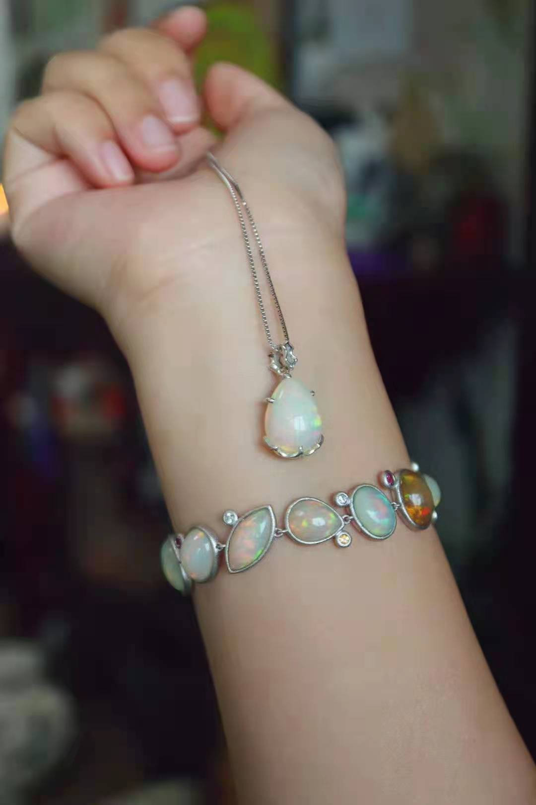 欧泊是什么宝石价格多少,欧泊是贵重宝石吗