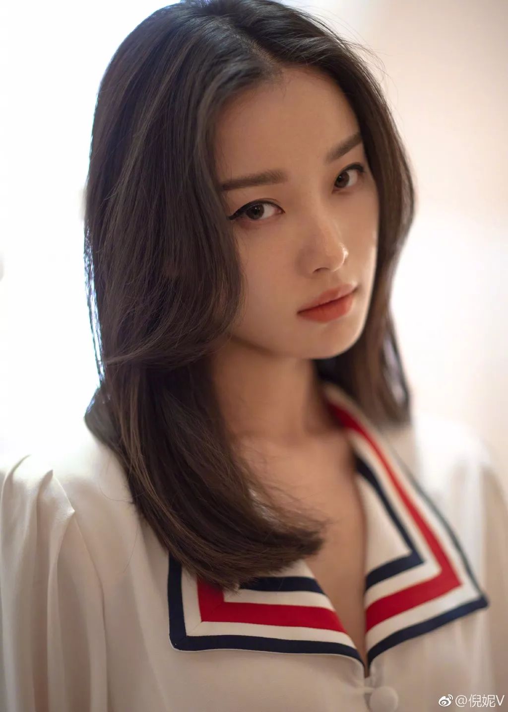 戚薇老态尽显,戚薇和关晓彤站在一起