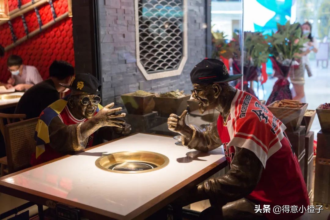 一来就火!哥老官、颜如晶炸鸡店再现排队名场面,亲测...