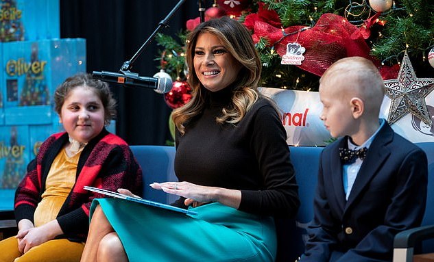 梅拉尼娅绿裙子,梅拉尼娅穿露肩装