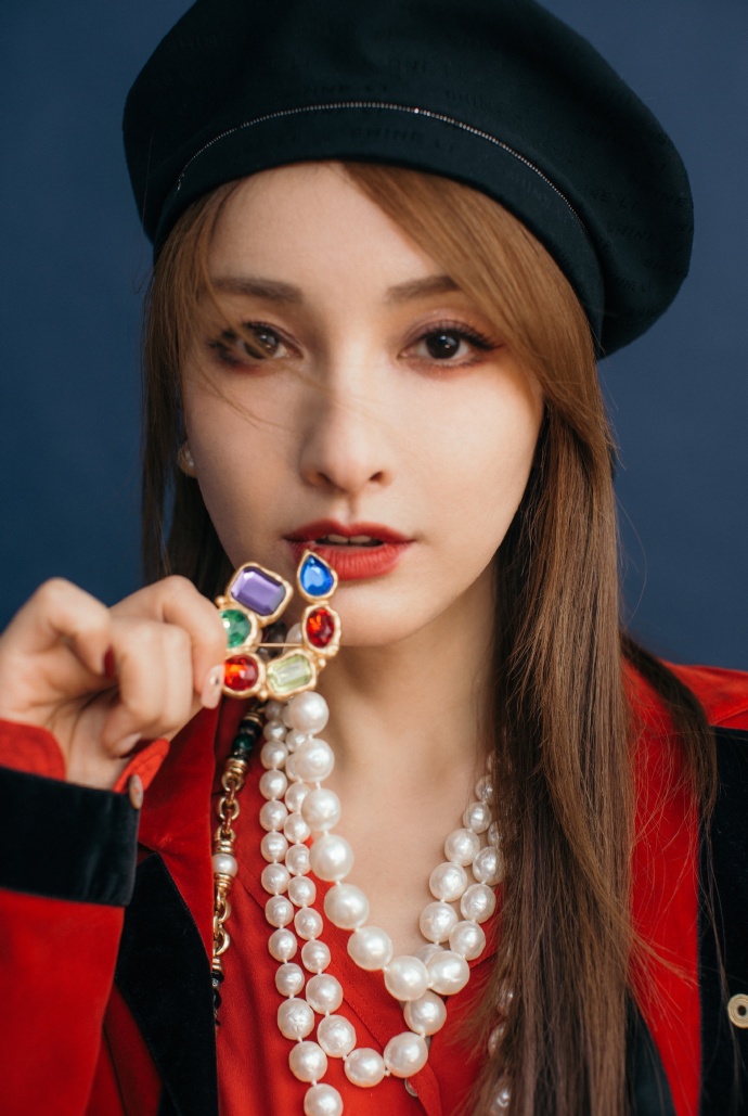 吴昕红色复古装,吴昕时尚礼服图片大全