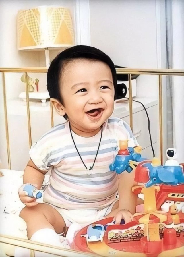 谢霆锋直言不会结婚，与王菲保持情侣关系，网友：尊重个人选择