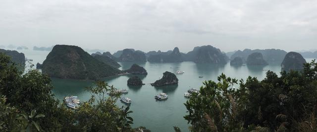 这里虽然风景如画人们生活的却很凄惨没日没夜的追着大船讨生活