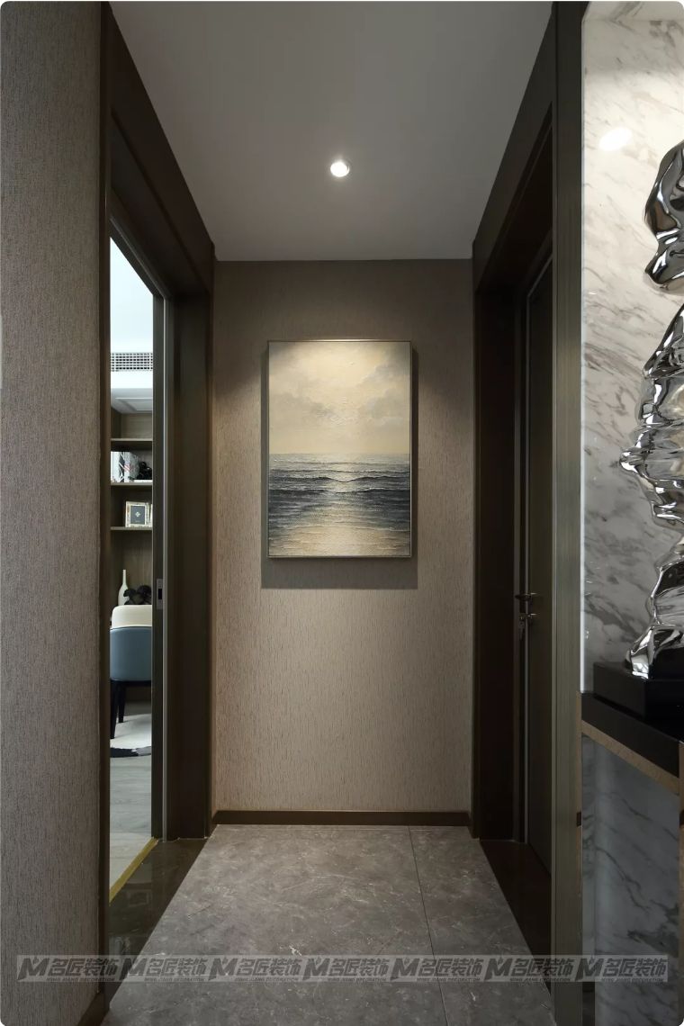 有钱人看不上眼的横厅，在他这里却变成了贵气的中式宫廷