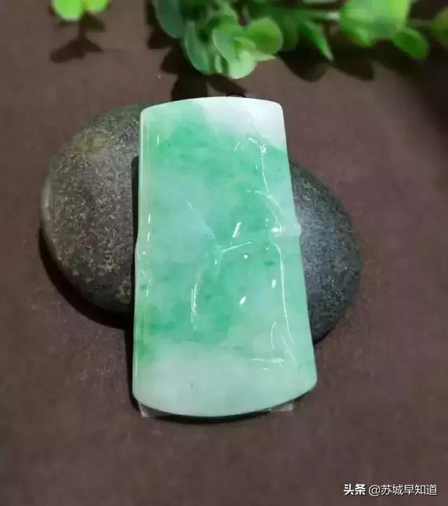 长期佩戴的玉石会不会变小,一直佩戴的翡翠什么样