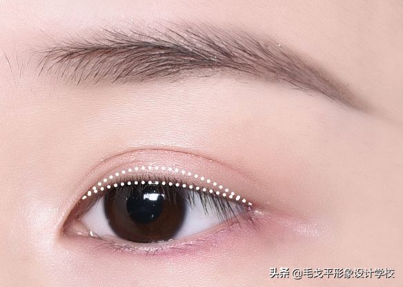眼线一画上就晕染,眼线一画就成梯形
