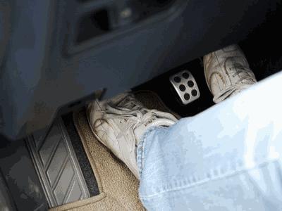 驾考离合器高低是什么意思,驾考时候离合器很难用怎么办