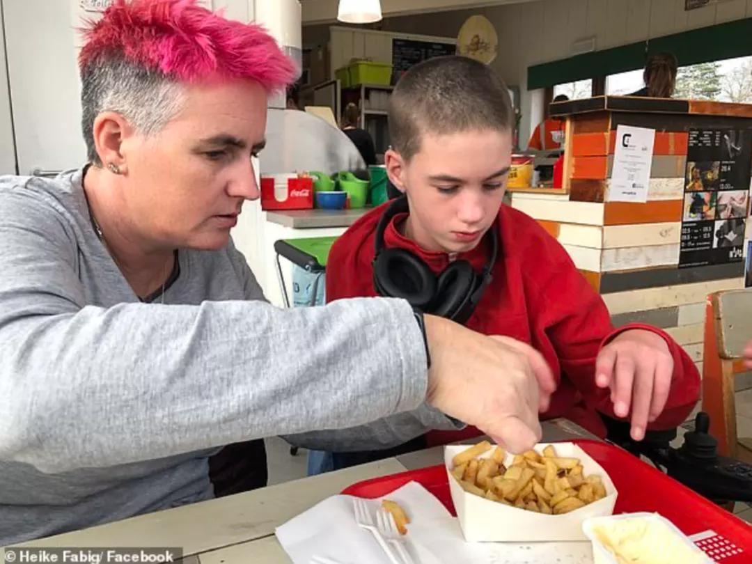 无耻！悉尼夫妇假意帮助残疾男孩，趁其不备偷走钱包