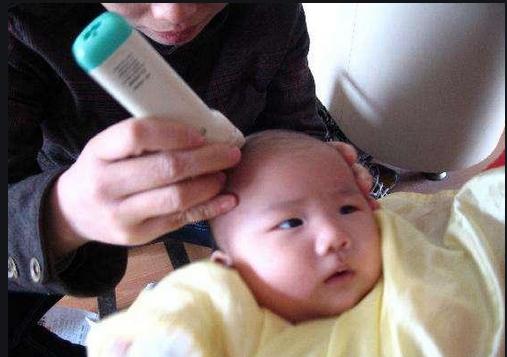 宝宝护头不让理发,宝宝理发护头的正确方法