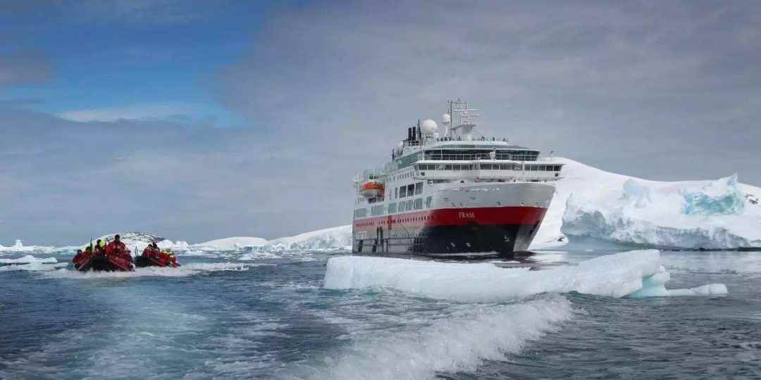 晨看*疆新**｜乌市这场雪达到暴雪级别，*疆新**铁路27趟列车停轮或停运