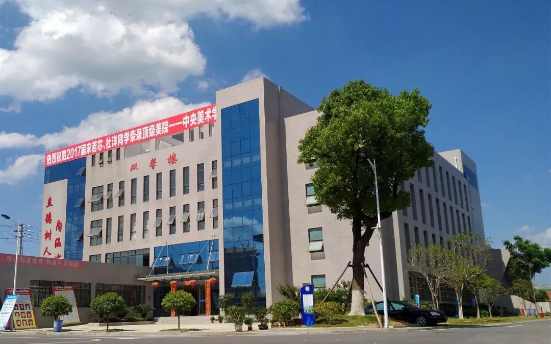 重点发展普文普理，做精做强美术特色。黄州中学高中部欢迎你！