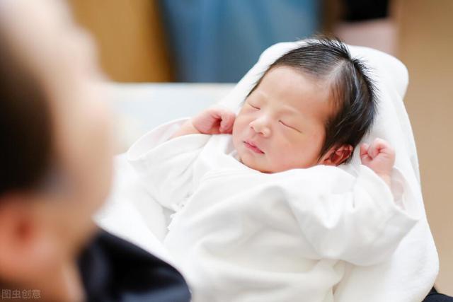 怎么判断刚刚出生的宝宝是否健康,刚刚出生的宝宝怎么判断是否健康