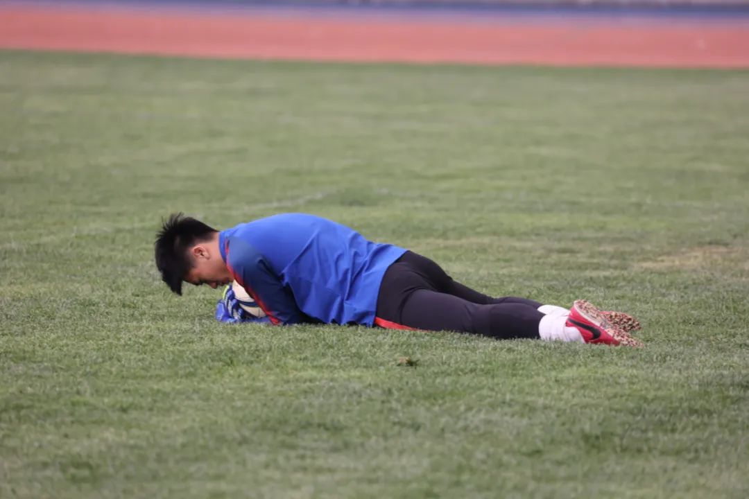 清华化工男足时隔11年再夺冠军！老博士泪洒现场激情解说大放送