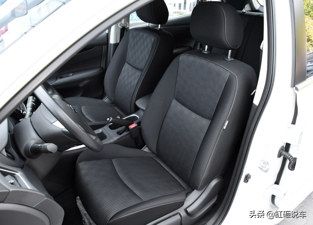 代步小车两厢骐达，空间不小还省油，皮实耐造，自动挡才9万