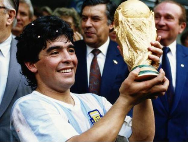 “炮王”出演了一幕：小孩打群架，大人呐喊助威，都没吃到瓜