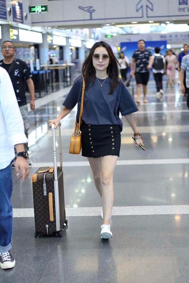 董洁穿黑色衬衫裙2019,董洁白t搭配背带裙