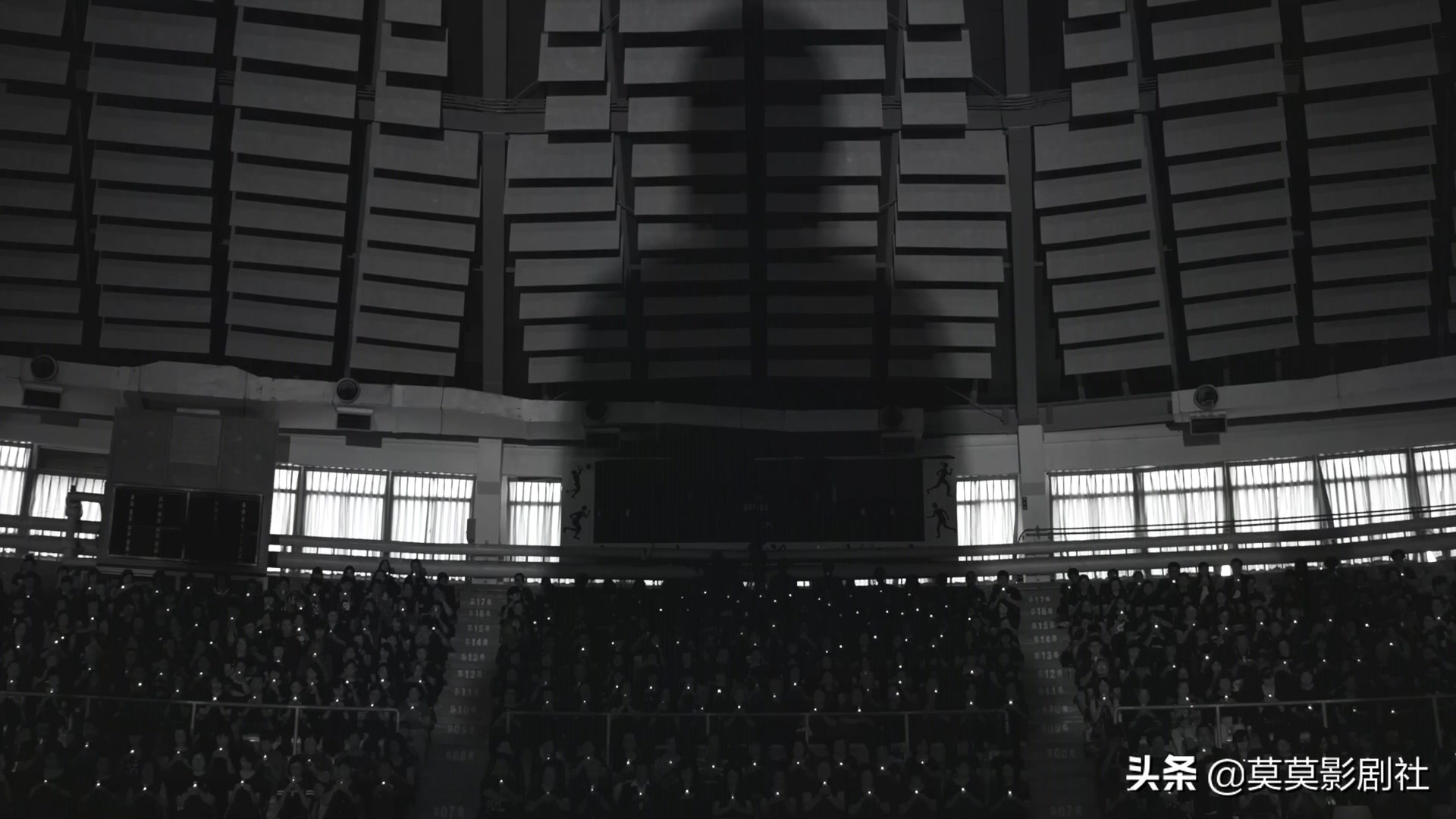 为何他眼睑低垂，是佛还是娼妓——《大佛普拉斯》的黑色幽默