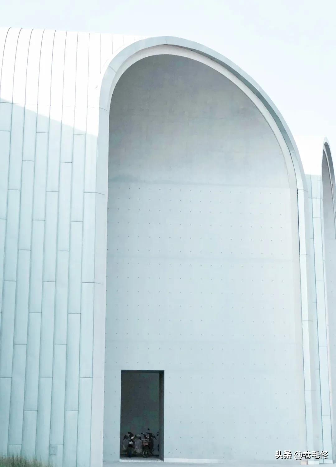 如何拍摄建筑震撼的照片,如何拍出高大建筑和人的照片