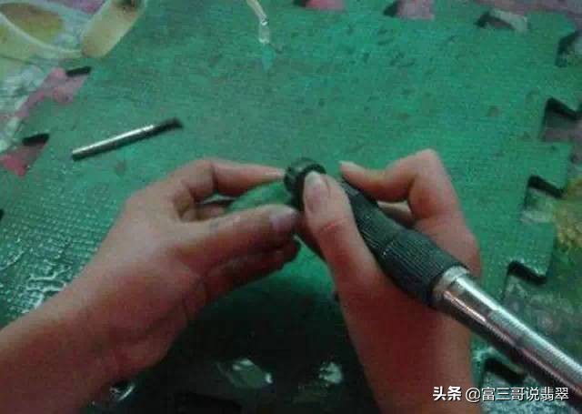 价值上亿的翡翠你知道几个呢,翡翠市场几十块钱的翡翠