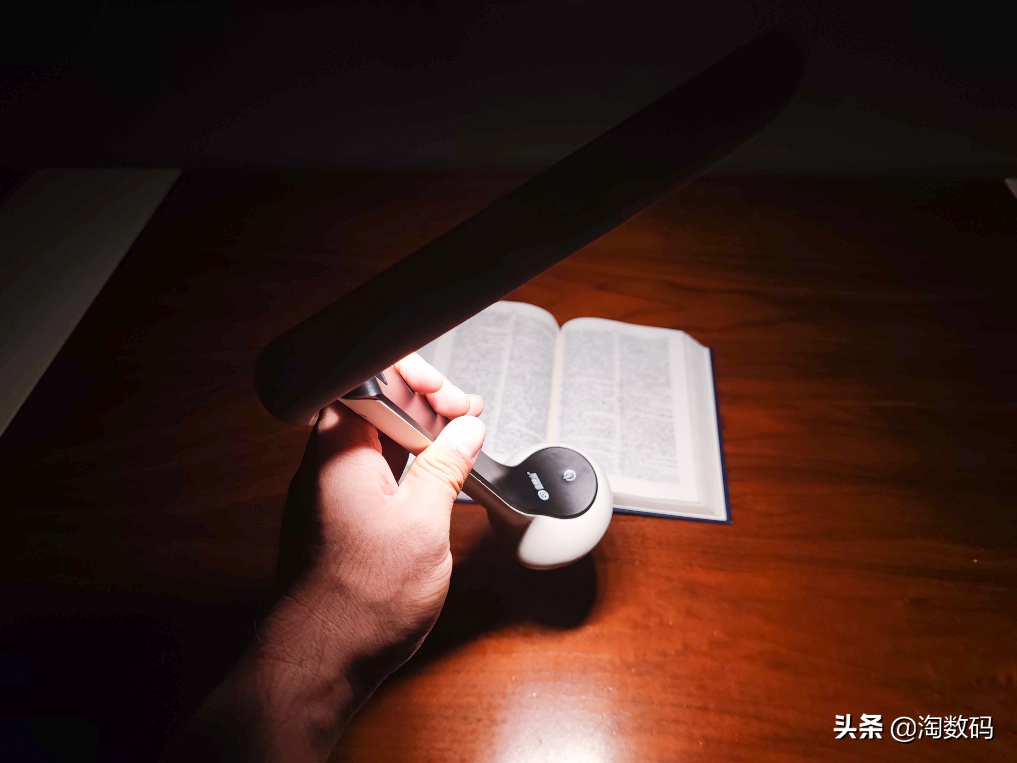 国货内卷无情：￥13块钱的3色温2400mAh充电式触控台灯开箱晒个单