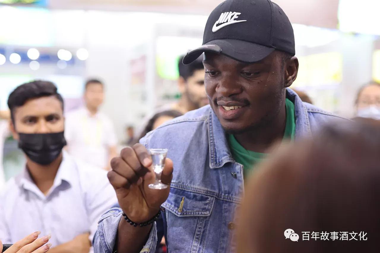 丝博会上的百年故事酒，醇厚酒香魅力绽放