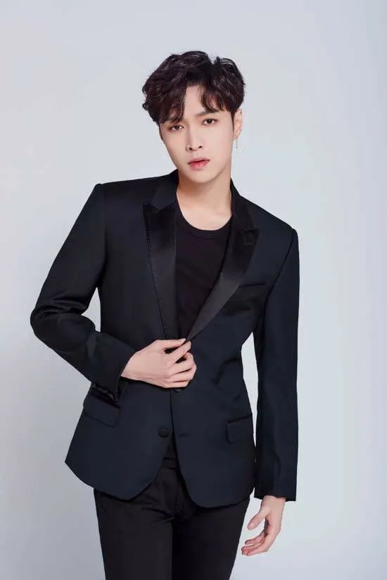 两粒扣西服扣子一般扣哪一粒,西服纽扣在不同场合的扣法