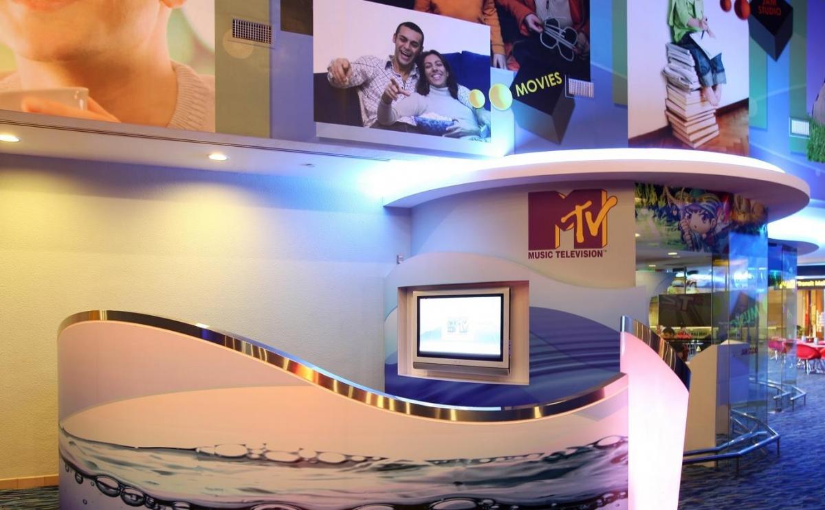 连续六年夺冠世界的新加坡机场，连游泳池和按摩浴缸都准备好了！