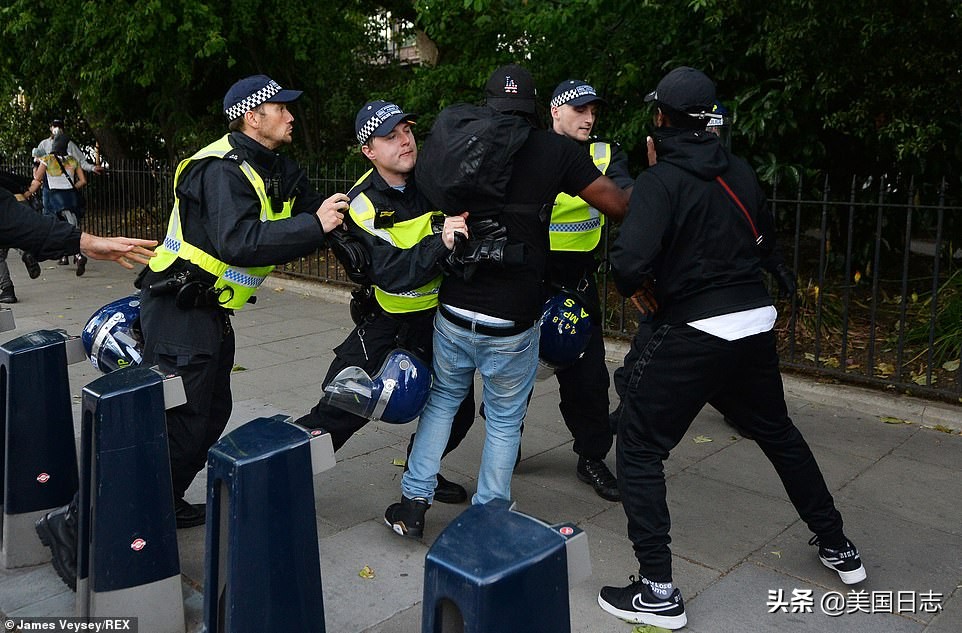 英国抗议人群与警方爆发冲突,英国白人右翼和反种族主义