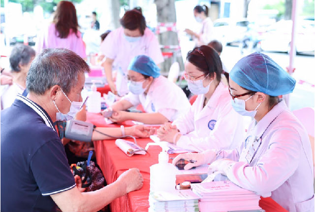 8部“小吉到家”健康专车开进深圳社区