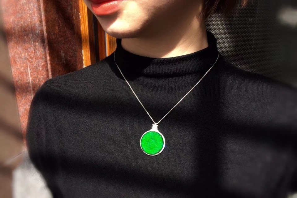 同样价格买翡翠还是钻石,同样价格买翡翠还是和田玉