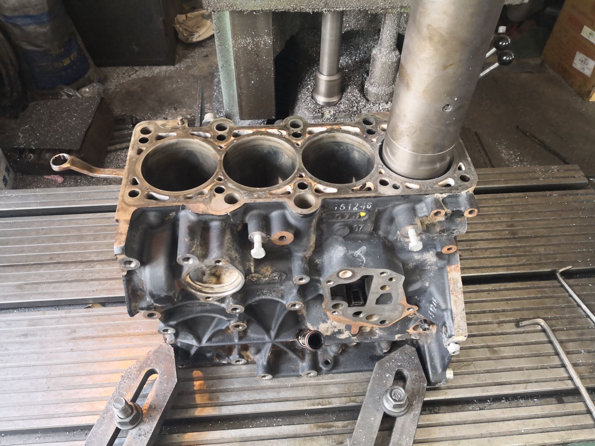 奥迪a6l2.0t气门油封烧机油,老款奥迪a6l2.0烧机油怎么解决