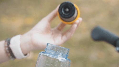 还在用双手费劲拧杯盖？我只要3根手指，1秒就开了！