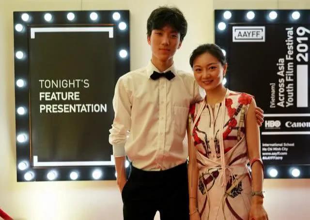 20岁放弃大学学业爱上张艺谋,为他生儿育女,陈婷逆袭的人生