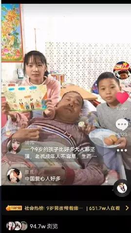 九岁男孩带瘫痪父亲去摘辣椒,少年靠摘辣椒养活瘫痪爸爸