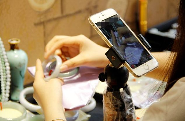 缅甸直播卖玉被整顿,关停买假翡翠原石直播