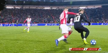 被内马尔踢一脚,内马尔被一群人踢