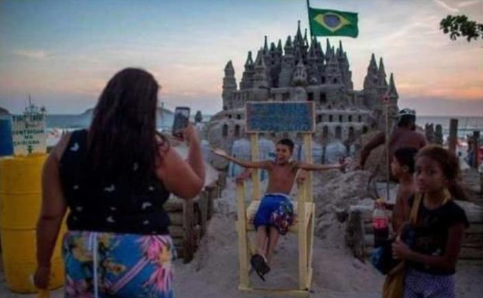 巴西一雕刻家在沙滩“建国”，称王22年，靠和游客拍照维持生计