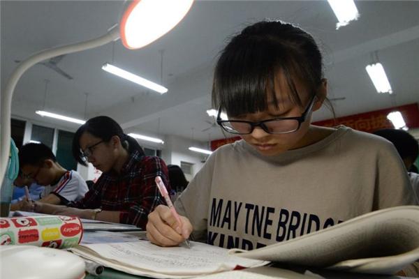 初中生熬夜写作业该怎么解决,初中生晚上怎么高效写作业