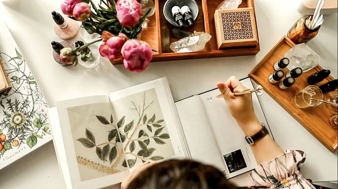 为什么精油可以丰山根,精油为什么可以淡化细纹