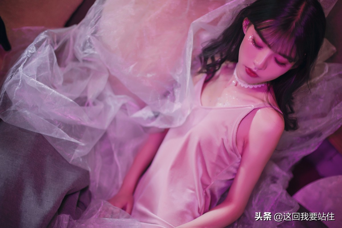 靓靓聊第160期：美女紫色灯光下呈现的一种非主流美，慵懒又高贵