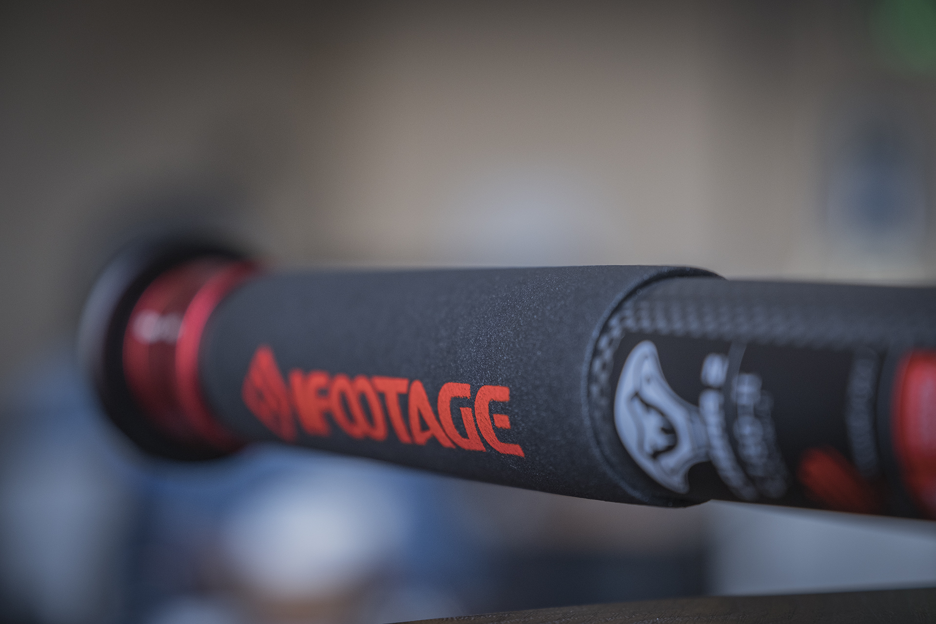 聚目开箱丨明明能靠脸，偏要拼才华——印迹COBRA2代独脚架开箱