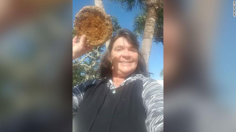 美国女捡生锈“盘子”合影,数月后吓坏,“盘子”被警方紧急转移