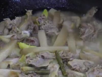 老鸭汤的正宗南京老鸭粉丝汤炖法,老鸭汤怎么做不腥好吃又简单